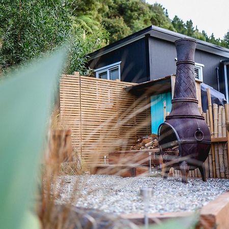 Oakura Kaitake Kabana - Unique, Off-Grid, Studio Retreat מראה חיצוני תמונה