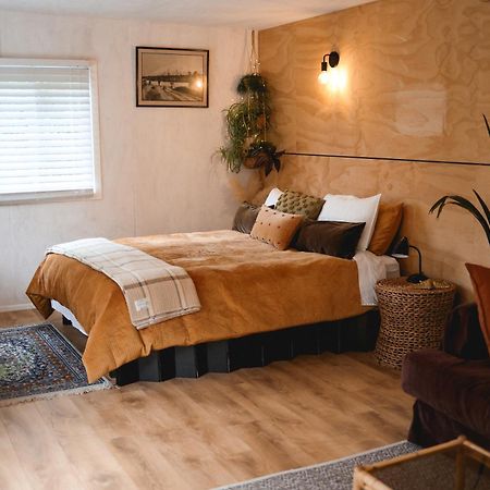 Oakura Kaitake Kabana - Unique, Off-Grid, Studio Retreat מראה חיצוני תמונה