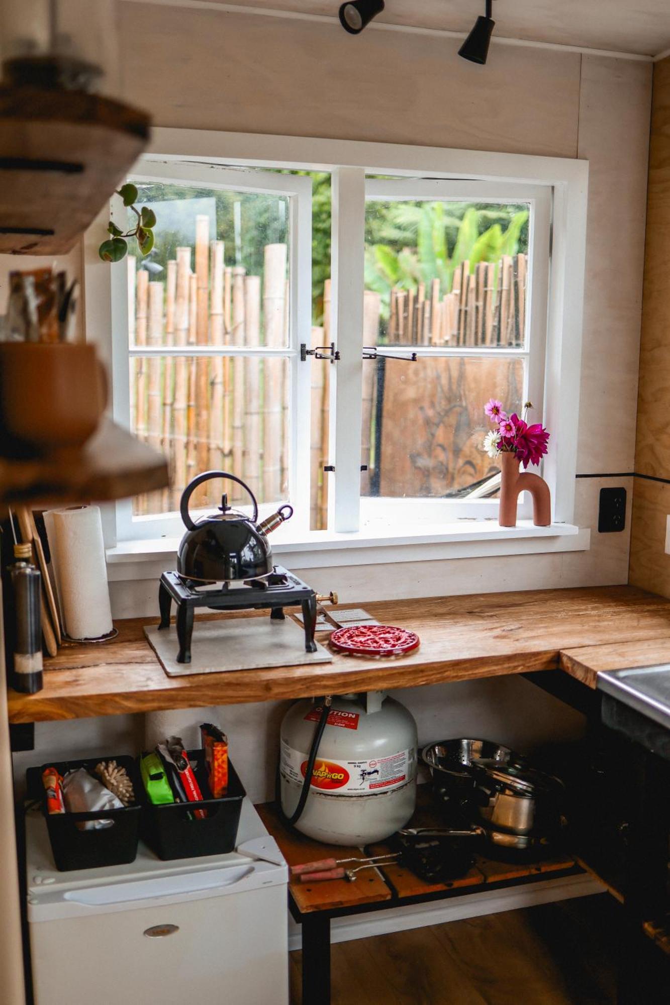 Oakura Kaitake Kabana - Unique, Off-Grid, Studio Retreat מראה חיצוני תמונה