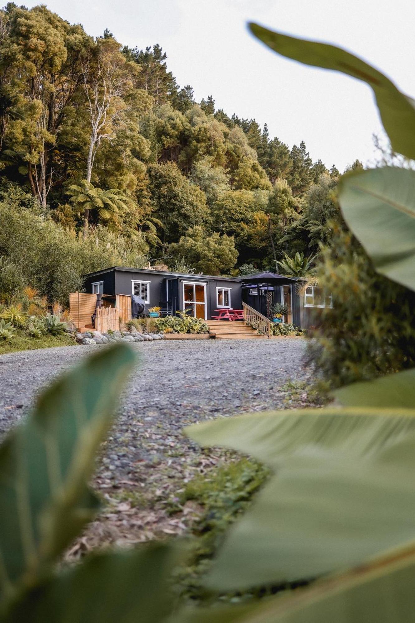 Oakura Kaitake Kabana - Unique, Off-Grid, Studio Retreat מראה חיצוני תמונה