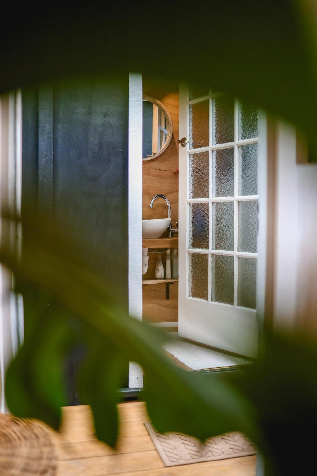 Oakura Kaitake Kabana - Unique, Off-Grid, Studio Retreat מראה חיצוני תמונה