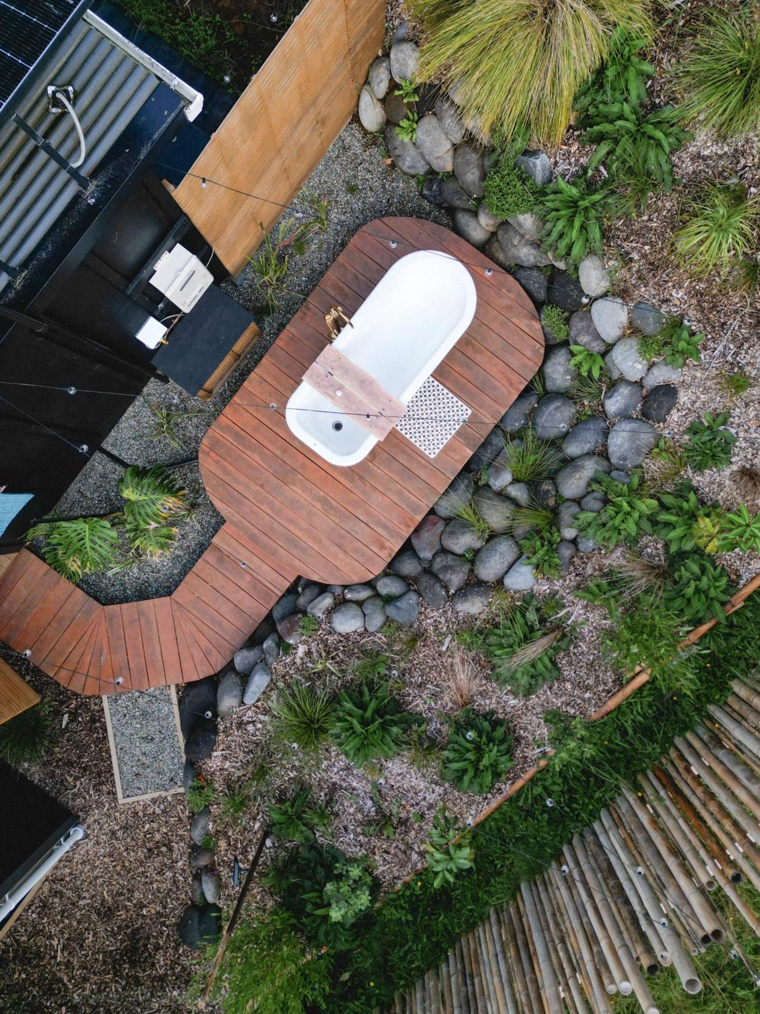 Oakura Kaitake Kabana - Unique, Off-Grid, Studio Retreat מראה חיצוני תמונה
